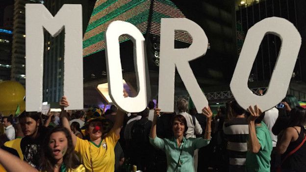 Manifestantes en Sao Paulo forman con letras el apellido del juez brasileño Sergio Moro.