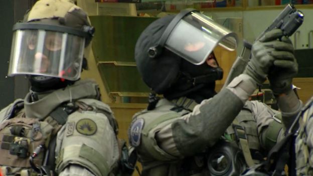 Dos policías