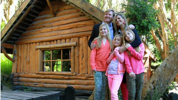 La familia real holandesa suele visitar la patagonia argentina. Esta foto fue tomada en el bosque de los arrayanes con la