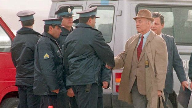 Erich Priebke, en el aeropuerto de Bariloche, cuando fue extraditado hacia Italia en 1995.