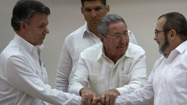 Estrechón de manos entre el presidente Juan Manuel Santos y el máximo jefe de las Farc, Rodrigo Londoño