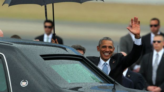 Obama saluda antes de entrar a su limosina