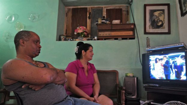 Una familia cubana en La Habana ve la cobertura por televisión de la llegada de Barack Obama