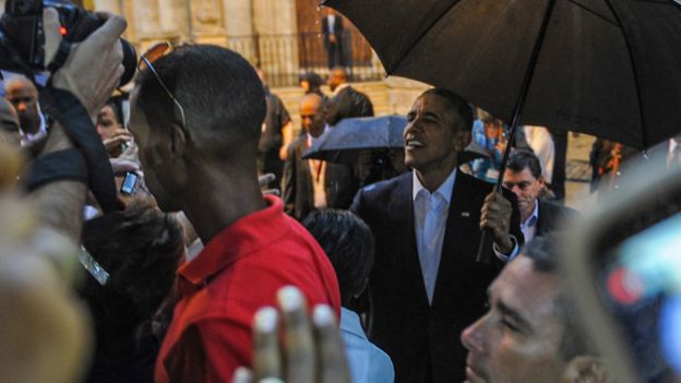El presidente estadounidense y su familia caminan por el museo de la Ciudad de la Habana
