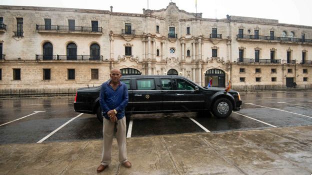 Un integrante de las fuerzas de seguridad cubana hace guardia frente a la limosina de Obama