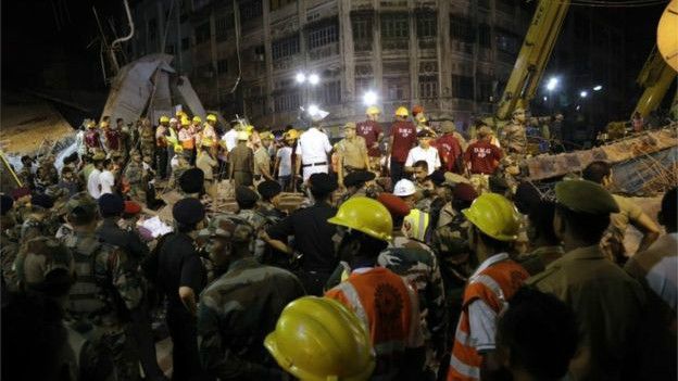 Rescatistas trabajando de noche