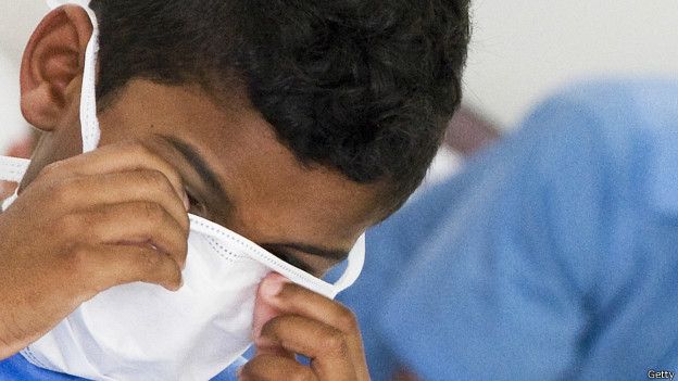 Un niño usa una máscara para protegerse del virus H1N1 en Brasil (foto: archivo)