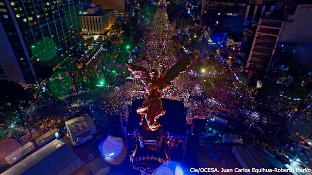 Carlos Santana toca para un mar de gente frente al Ángel de la Independencia.