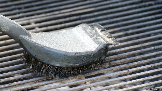 Cepillo de alambre usado para limpiar una parrilla