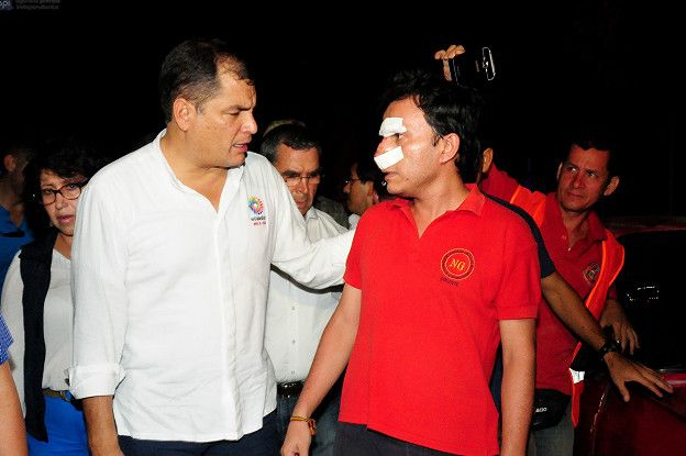 Rafael Correa con un herido