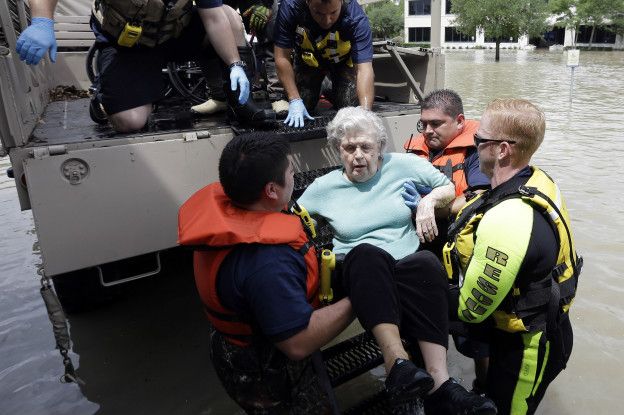 Las autoridades se movilizaron en botes para evacuar a los ancianos y familias de sus casas.