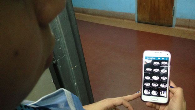 Doctores muestra su celular