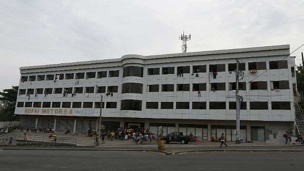 Hotel abandonado ocupado por cubanos en Panamá