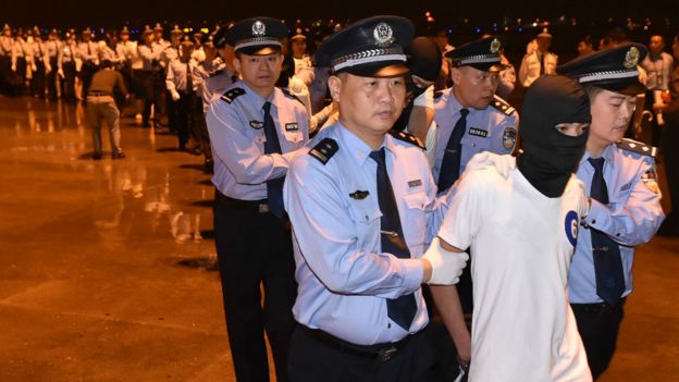 97名(中国65名,台湾32名)电信诈骗嫌犯被从马来西亚遣送至中国。