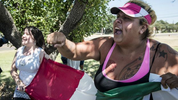 Una mujer mexicana protesta contra Trump