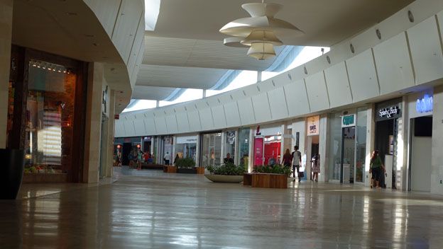 Centro comercial vacío