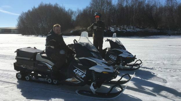 Ludde Noren (izquierda) y Per-Arne Ahlen (derecha) cazan perros mapache.
