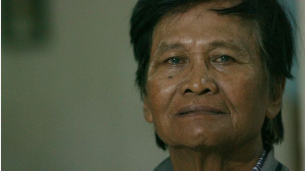 Martono saat itu mengaku dipaksa membuang sejumlah mayat.