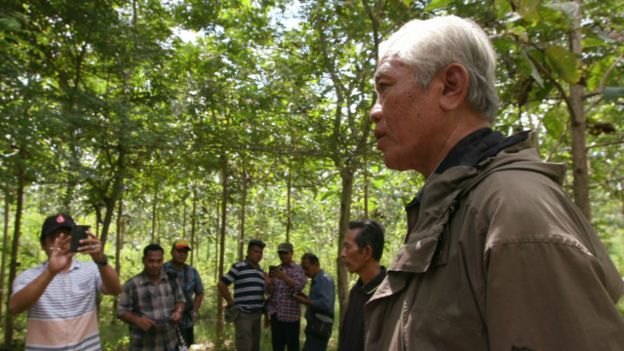 Para petugas intel tampak tak nyaman dengan kehadiran awak media di lokasi yang diduga kuburan masal.