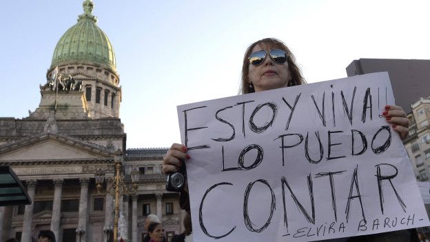 En la marcha #Niunamenos, mujeres y hombres protestaron contra la violencia de género.