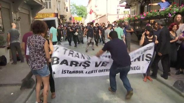 Kudüsteki LGBT Onur Yürüyüşünde 4 kişi bıçaklandı Kudüsteki LGBT Onur Yürüyüşünde 4 kişi bıçaklandı