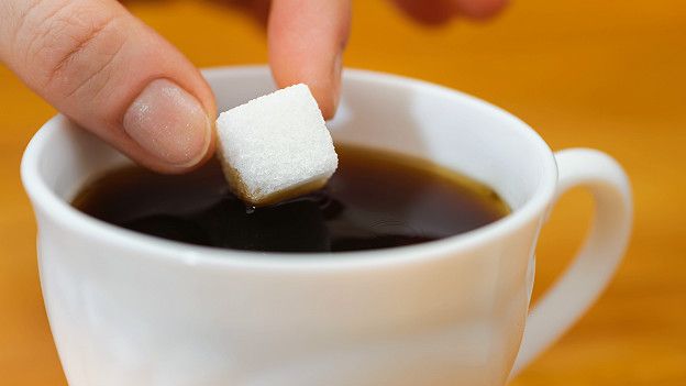 По мнению некоторых, добавление сахара в чай может свидетельствовать о принадлежности к определенному социальному классу