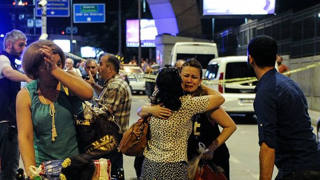 Những người sống sót sau vụ tấn công tại sân bay ở Istanbul