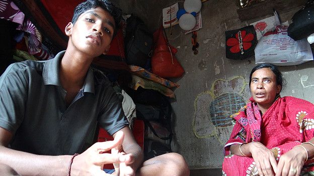 अपने घर में मां के साथ बुधिया सिंह.