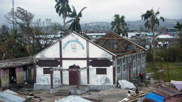 Nhà cửa bị tàn phá do bão Matthew