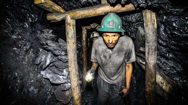 图辑:无偿工作的金矿工人