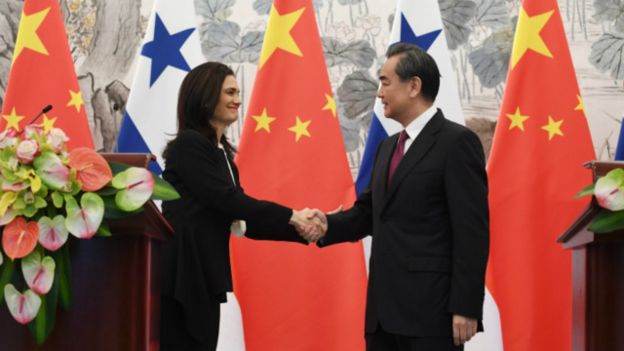 Los ministros de Relaciones Exteriores de PanamÃ¡ y China, Isabel de Saint Malo y Wang Yii.