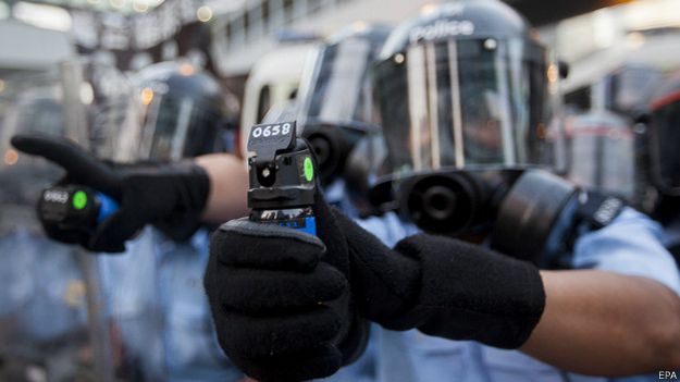 Policía se prepara para lanzar gas lacrimógeno
