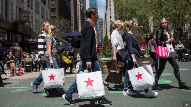 Compradores cruzan la calle en la ciudad de Nueva York