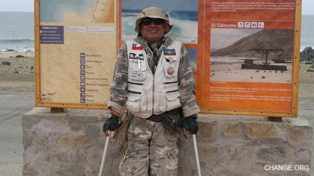 Ignacio Jaime Camacho, un chileno de 51 años que recorre el país en muletas.