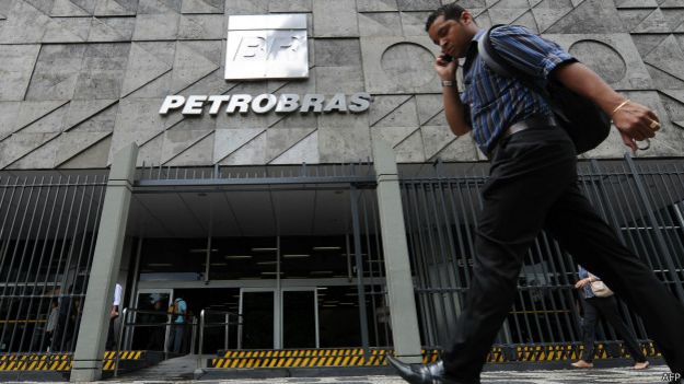 Un peatón pasa frente a la sede de Petrobras en Río de Janeiro