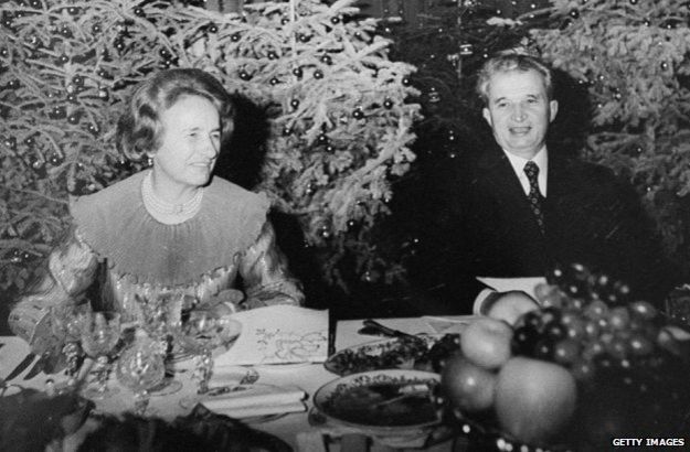 Nicolae Ceausescu y su esposa Elena en 1981 en Bucarest