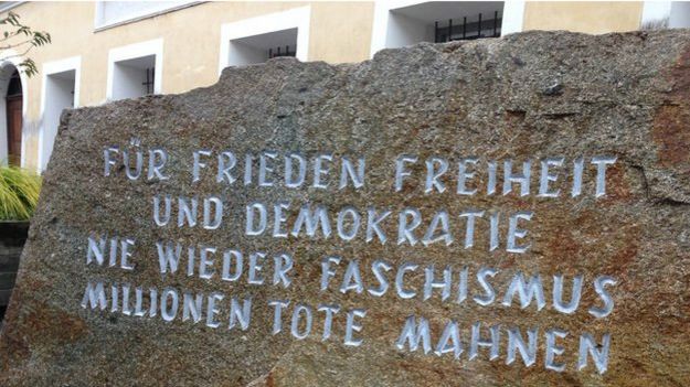 Placa honra vítimas do nazismo em frente ao imóvel onde Hitler nasceu (foto: BBC)