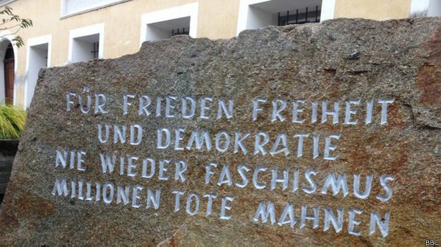 Piedra con inscripción frente a la casa natal de Hitler.