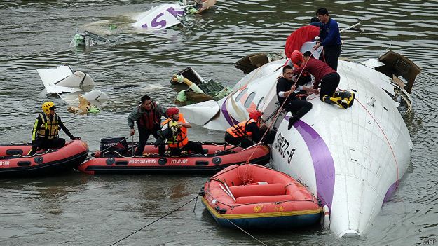 Un avión de pasajeros de la aerolínea taiwanesa TransAsia cayó en un río de Taipéi, en la isla de Taiwán. En la aeronave viajaban 58 personas y 12 murieron.