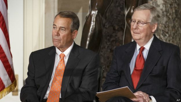 John Boehner (izq.) y Mitch McConnell