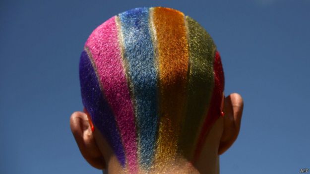 Bandera del orgullo gay pintada sobre cabeza