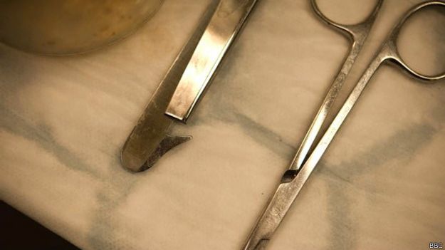El escabroso trabajo de hacer 50 autopsias a la semana