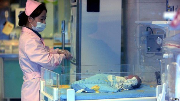 Una enfermera cuida de un niño rescatado en Sichuan, 2012