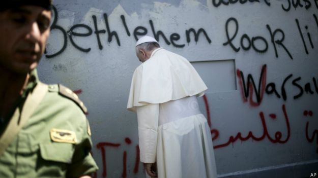 Papa Francisco faz oração próximo a barreira israelense (Foto: AP)