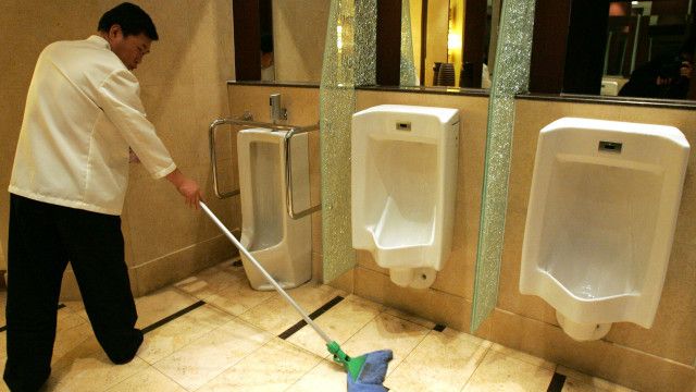 "مراحيض ذكية" بإحدى صالات مطار هيثرو في لندن