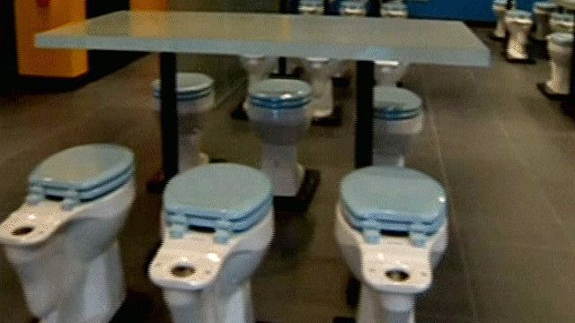 مطعم يصمم كراسيه في شكل مرحاض