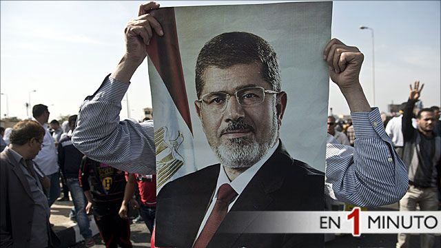 Manifestante mostrando una fotografía de Morsi