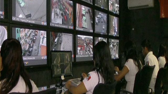 مراقبة الكاميرات من طرف فريق من الصم البكم