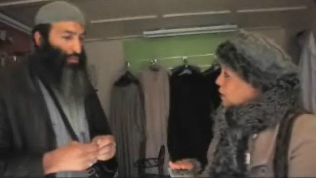 عبد السلام يستمع لامرأة في قضية أسرية