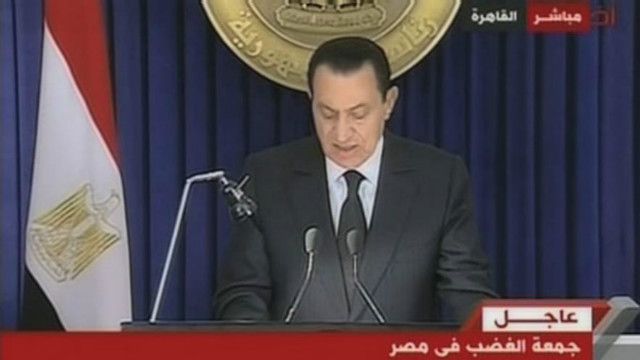 مبارك أعلن في خطابه إقالة الحكومة